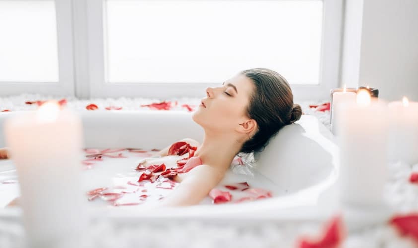 Balneoterapie - žena ve vaně relaxuje